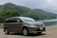 【スペック】プラタナ“Uセレクション”:全長×全幅×全高＝4640×1710×1640mm／ホイールベース＝2785mm／車重＝1480kg／駆動方式＝FF／2リッター直4DOHC16バルブ（155ps/6000rpm、19.6kgm/4000rpm）／価格＝239万4000円（テスト車＝283万8150円／ワイドビューフロントモニター+音声ガイダンス機能付カラーバックガイドモニター+ステアリングスイッチ+NAVI・AI-SHIFT+HDDナビゲーションシステム＝36万2250円／SRSサイドエアバッグ＆SRSカーテンシールドエアバッグ＝6万3000円／ETC＝1万8900円）