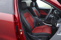 トーラスレザーを用いた、上級グレード「Rスポーツ」のシート。ブラックのモノトーンのほか、写真のようなツートンカラーもラインナップされる。