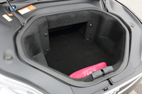 フロントフードの下には150リッターのトランクルームが備わる。
    