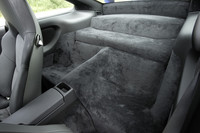 リアシートが廃された後席部分は、手持ちの荷物などが置けるスペースとなる。また、リアシート付きも無償オプションで選べる。