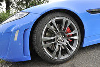 タイヤサイズはフロントが255/35ZR20、リアが295/30ZR20。試乗車はピレリPゼロを装着。