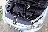 ガソリン、ディーゼル合わせて4種類用意されるエンジン。写真は2リッターディーゼル「HDi」ユニット。