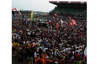 表彰式を待ち構えるファン、ファン、ファン。この熱心なファンの声援が歴史あるレースを支え続けている。