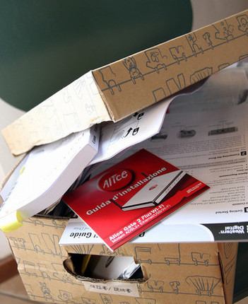 あふれ始めた「取説箱」。ホントはもっときれいに収納・管理すればいいのだが。