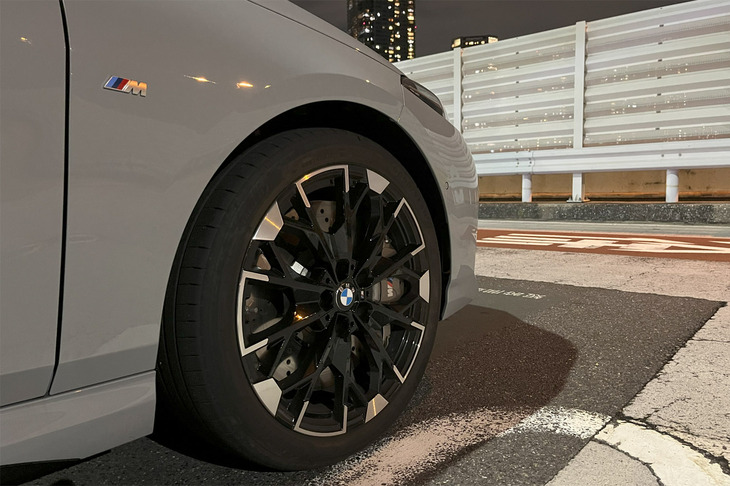 今回試乗した「M235 xDriveグランクーペ」は、オプションの19インチ「MアロイホイールYスポークスタイリング997Mバイカラー」に235/40R19サイズの「グッドイヤー・イーグルF1アシメトリック6」タイヤを組み合わせていた。