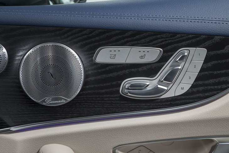 「エアスカーフ」と「シートヒーター」の操作スイッチは、ドアのインナーパネルに設置される。