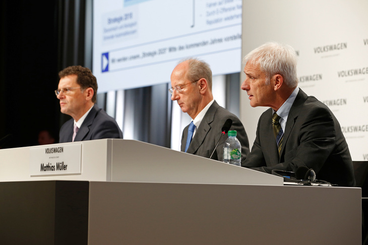 2015年12月10日の記者会見において、排ガス量調査の結果や、欧州ユーザー向けの対策について報告するフォルクスワーゲンの首脳陣。