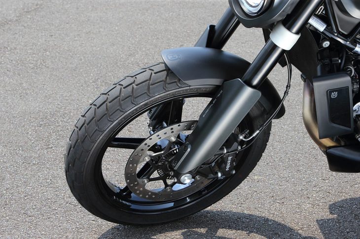 足元の仕様は、ブラックのキャストホイールに、オンロード、オフロード双方の走りを考慮したピレリのラジアルタイヤ「MT60RS」の組み合わせだ。