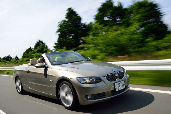 「BMW 335iカブリオレ」（写真＝池之平昌信）