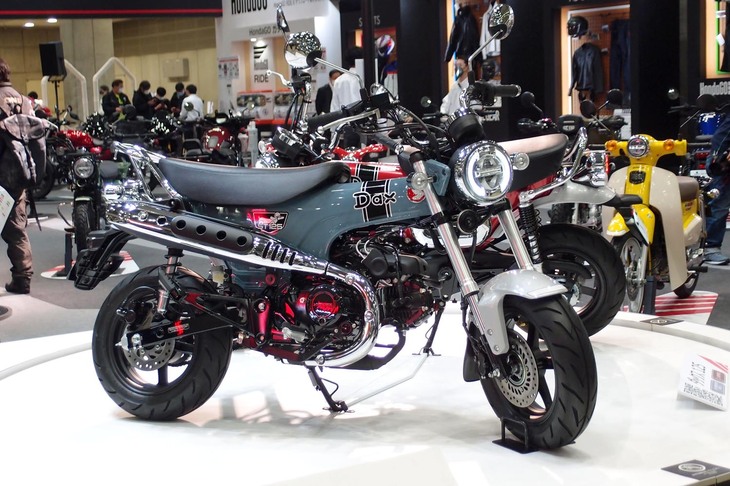東京モーターサイクルショー2022の会場に展示された「ホンダ・ダックス125」。1970年代に人気を博した「ダックスホンダ」の復刻版ともいえるモデルで、往時を懐かしむベテランから珍しそうに見る若者まで、幅広い層の人だかりができた。