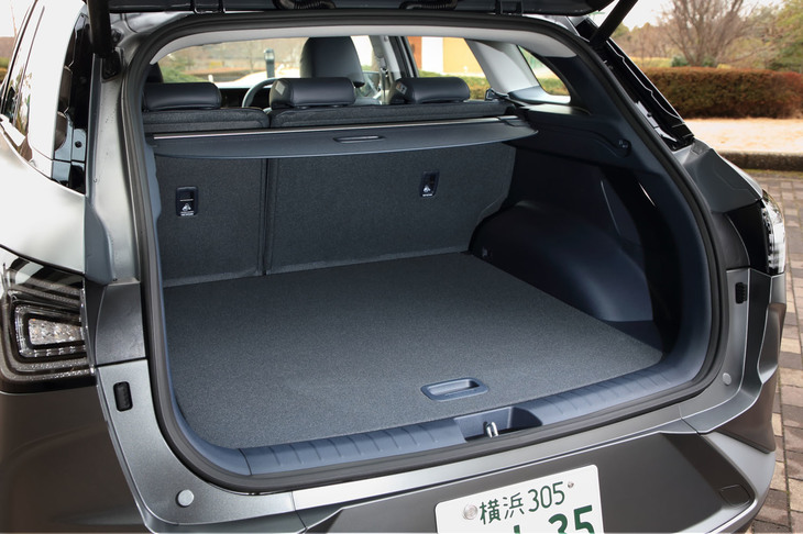 5人乗車時の荷室容量は461リッター。後席の背もたれをすべて前方に倒すと、1466リッターに拡大できる。スイッチもしくはスマートキーのボタンで操作できる電動テールゲートを標準装備している。