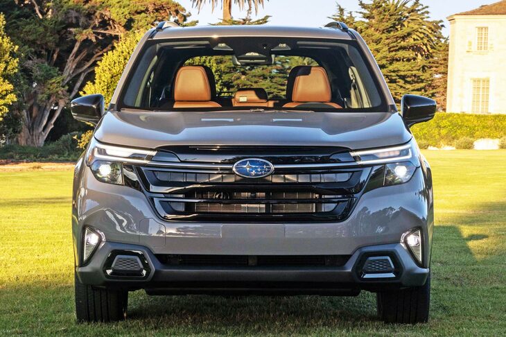 新型「フォレスター」のフロントマスク。六角形のグリルとヘッドランプをつなげ、ひとくくりとしたデザインとなっている。