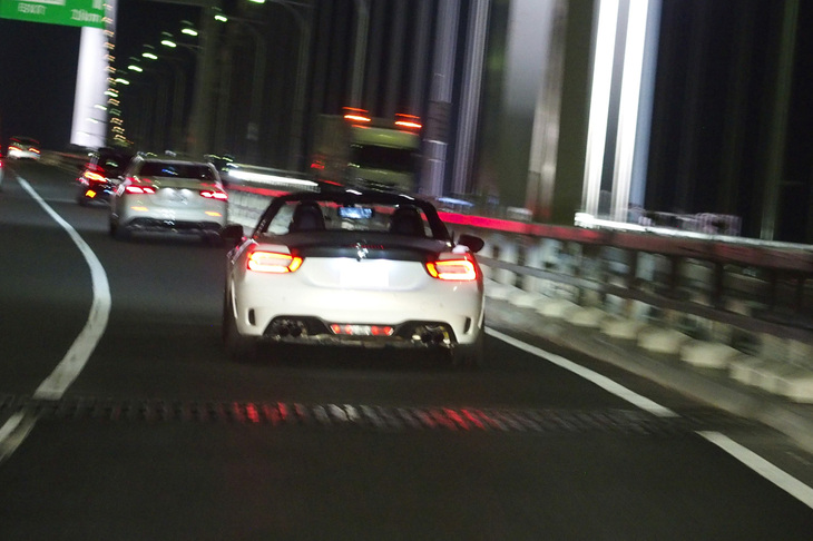 首都高11号線のレインボーブリッジ付近で白いボディーカラーの「アバルト124スパイダー」に遭遇。すぐさま追尾し、リアビューを眺めながら同車の思い出に浸った。