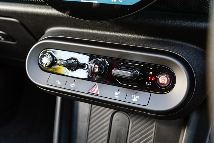 スタート／ストップスイッチやシフトセレクターはクラシカルなトグルスイッチ式。エクスペリエンスモードの選択もここから。