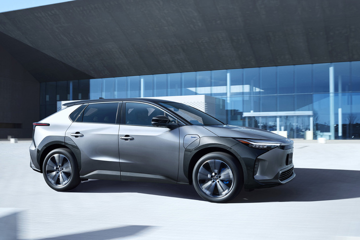 トヨタ自動車のBEVラインナップは2024年5月現在、2022年に登場した「トヨタbZ4X」（写真）と2023年に発売された「レクサスRZ」の2モデルのみだが、2030年までに30車種のBEVを販売するとアナウンスしている。