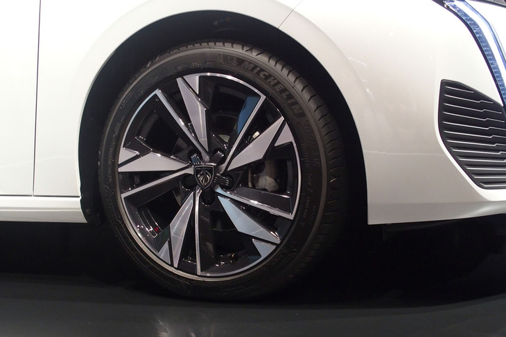 プジョー308アリュール（フロントホイール）