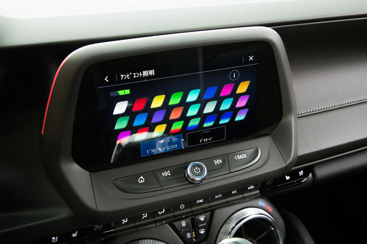 モニターやドアトリム、カップホルダーなどに備わるイルミネーションには24種類の色を用意。今回、新たに8種類の“ブレンドエフェクトカラー”が採用された。
