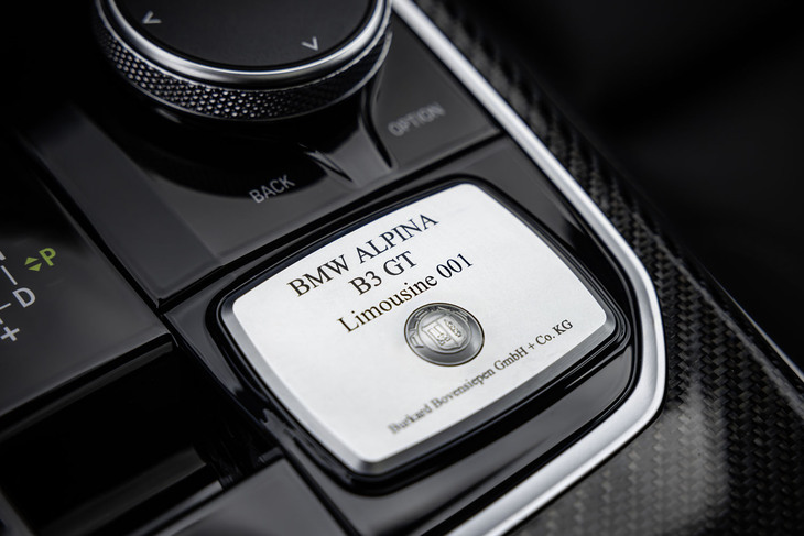 従来のBMWアルピナ車には、個別のシリアルナンバーを記載するプレートがセンターコンソールに取り付けられていた。写真はドイツでテスト走行を行った「B3 GTリムジン アルラット」のもの。BMW傘下となった新生BMWアルピナでは、こうした装備がどうなっていくのかにも注目だ。
