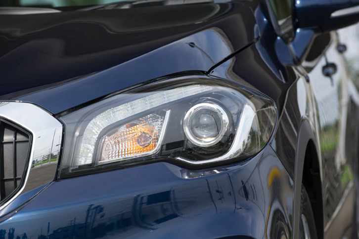 今回の改良では、ヘッドランプ、リアコンビランプともにLED式となった。オプションではなく、全車標準装備となる。