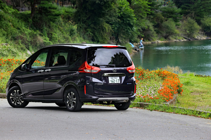 「ホンダ・フリード」は、かつての「モビリオ」からの流れをくむコンパクトミニバンだ。2代目となる現行型のデビューは2016年だが、いまなお好調なセールスを記録している。
