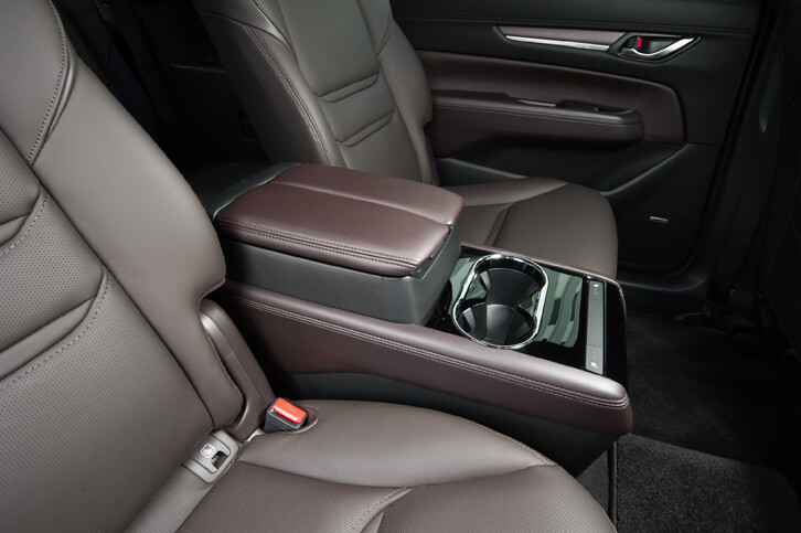 「XD Lパッケージ」専用の、アームレスト付きコンソールボックス。観音開きの収納ボックスやドリンクホルダー、引き出し式のストレージボックスなどが備わる。