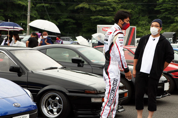 「愛車自慢駐車場」は、レーシングドライバーなどに愛車を紹介できるというユニークな企画。その模様は、会場内の大型モニターでも放映された。リポーターは、ちょうど「トヨタ・スプリンタートレノGTアペックス ブラックリミテッド」のオーナーが、谷口信輝選手に取材される場面に遭遇。モニター前では、その様子を多くの来場者が観覧しており、盛り上がりをみせていた。