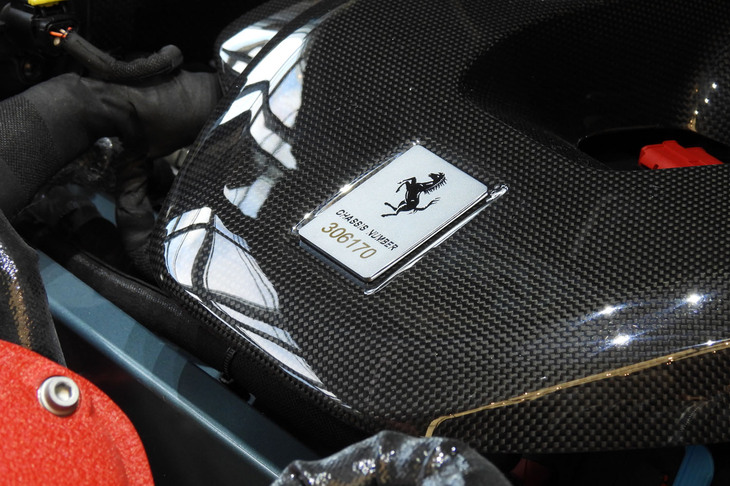 フェラーリ12チリンドリ（エンジンルーム内に添えられたシャシーナンバーを示すバッジ）