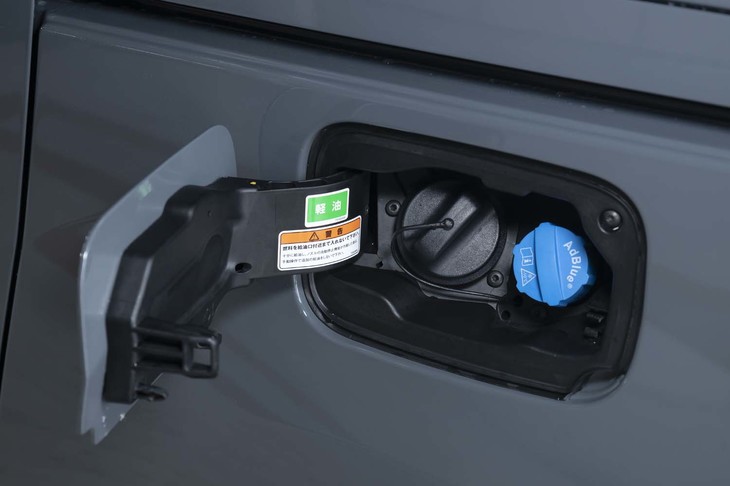 排ガス処理システムには尿素SCRを採用。給油口の隣には「AdBlue（アドブルー）」の補充口が設けられている。