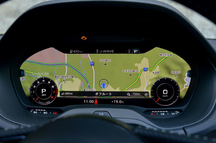 全面が液晶画面になったメーターパネル「アウディバーチャルコックピット」は標準装備。写真のようにカーナビの地図を表示することができる。