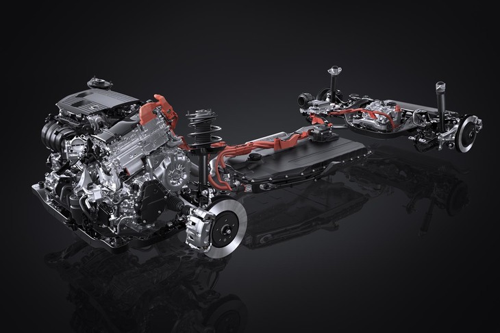 新型「NX」のプラグインハイブリッドモデルには、「トヨタRAV4 PHV」のプラグインハイブリッドシステムが採用されている。制御には違いがあり、NXのものは後輪側モーターをより積極的に使いダイナミックな走りを実現する特性となっている。