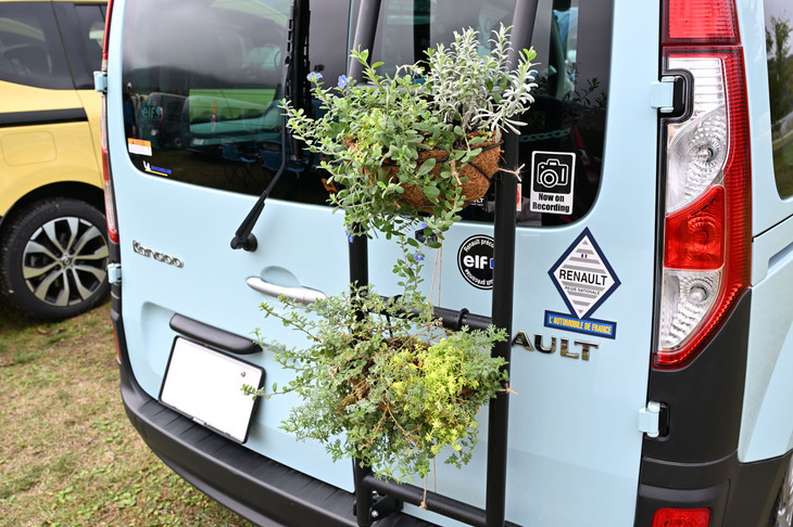 走り一辺倒ではなくリアのはしごには植木をセット。「カングー ジャンボリー」には2022年から3年連続で参加している。