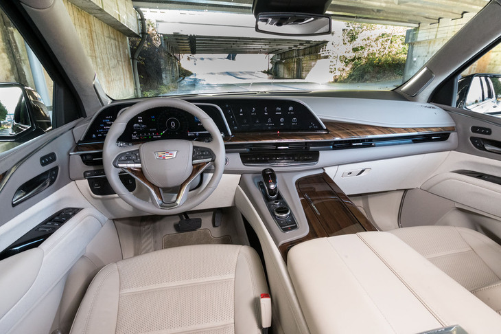 「ギデオン／ウィスパーベージュ」のインテリアは、明るく開放的でありながら上質感も併せ持つ。キャデラックは「カット・アンド・ソー」という標語のもと、職人の手作業による内装の縫製にこだわっている。