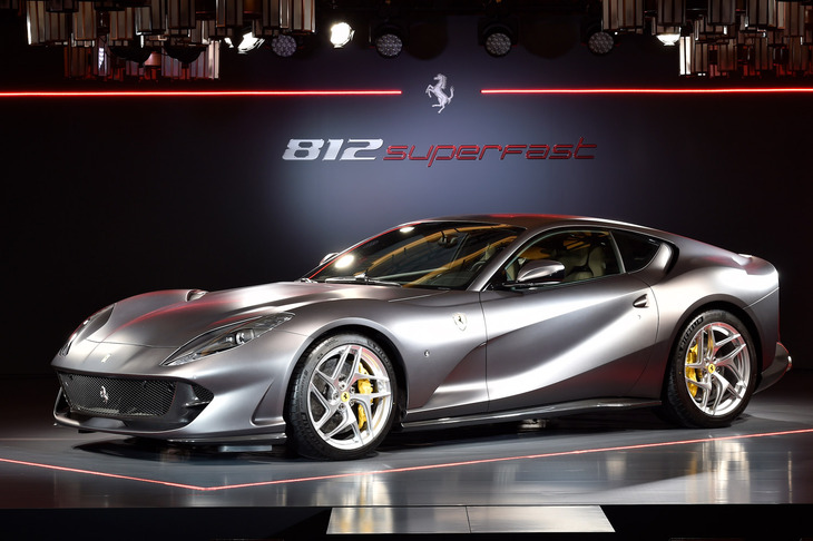 2017年登場の「812スーパーファスト」。複雑な意匠がボディー全体を覆っており、またヘッドランプの縁など、各所にエアダクトがあけられていた。写真は同年5月の日本初公開時の様子。
