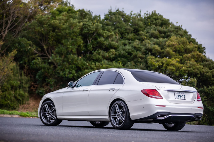 「E200アバンギャルド」のボディーサイズは全長×全幅×全高＝4930×1850×1455mm、ホイールベース＝2940mm。フロントスポイラーに加え、サイドとリアスカートがセットになる「AMGスタイリングパッケージ」（写真の外装）は、オプションの「AMGライン」に含まれるもの。