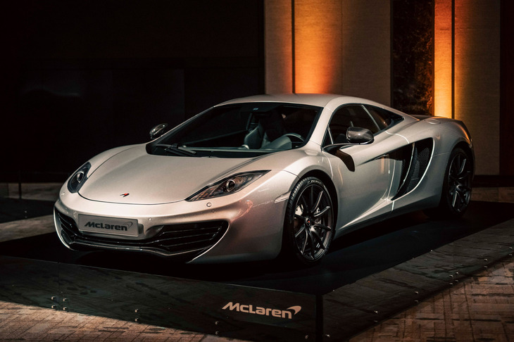 マクラーレン・オートモーティブの第1弾モデルとして、2011年に登場した「マクラーレンMP4-12C」。カーボンモノコックとアルミ製サブフレームを組み合わせたボディーに、最高出力600PSの3.8リッターV8ツインターボエンジンを搭載していた。