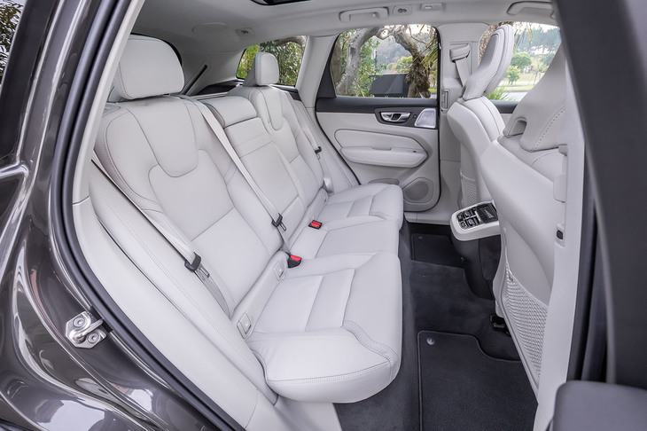 リアのシートヒーターが標準で装備される「B5 AWDインスクリプション」グレード。背もたれには、60：40の分割可倒機構とスキーホールが備わる。