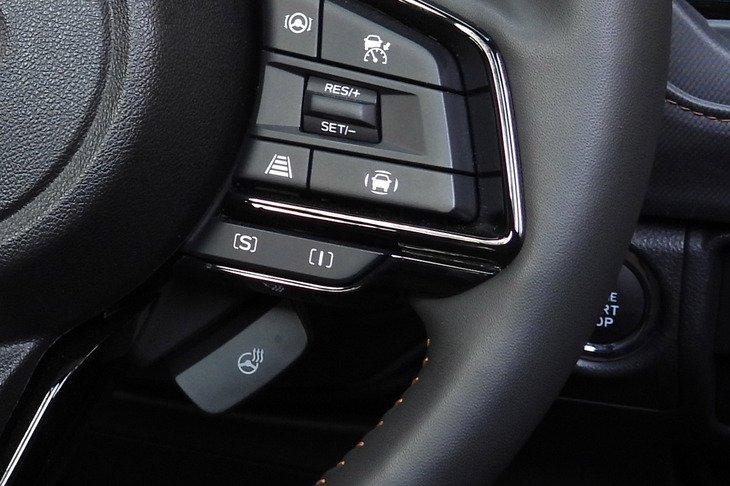 パワートレインの制御を切り替え、エコドライブをアシストする「SI-DRIVE」機能は新型でも健在。ステアリングスイッチで操作する。