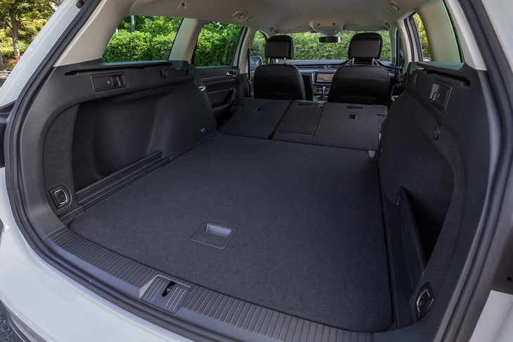 後席の背もたれをすべて前方に倒せば、荷室容量を最大1769リッターに拡大できる。荷室床面には小物の整理などに便利なサブトランクも用意されている。