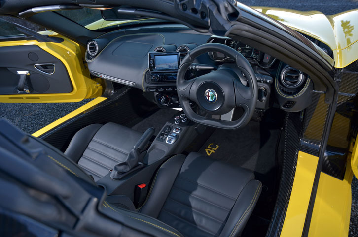 インテリアの様子。インストゥルメントパネルは左右非対称なデザインで、センターコンソールはドライバー側に傾けられている。