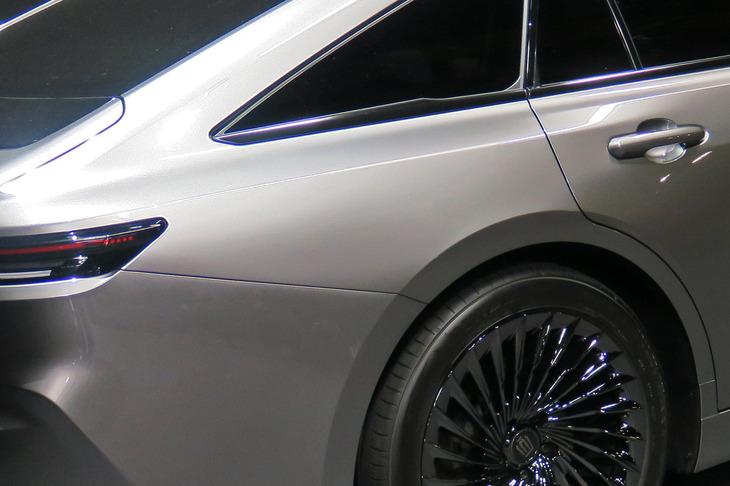 張り出したリアフェンダーまわりのデザインも、いたってシンプル。キャラクターラインがそのまま続いていくのではなく、リアドアハンドルの上で“バトンタッチ”しているのがユニークだが、それを含めても非常にすっきりしている。