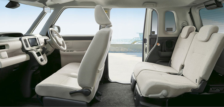 横から見たインテリアのイメージ。後席は、前後に240mmスライド可能。