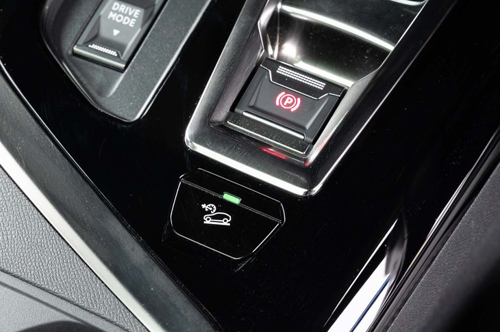 センターコンソールには、アクセルやブレーキを操作しなくても下り坂で自動的に一定の速度をキープする「ヒルディセントコントロール」のスイッチが用意される。
