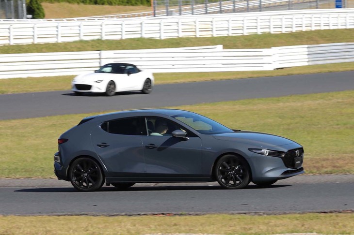美祢自動車試験場のコースを行く「マツダ3ファストバック」。その走りは快活のひとこと。