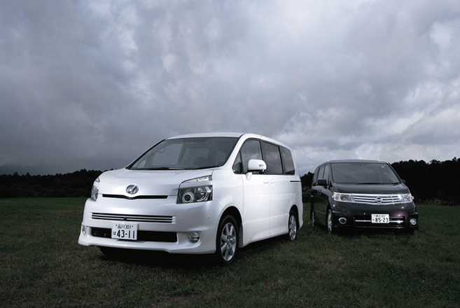トヨタ・ヴォクシーZS（FF/CVT） vs 日産セレナ ハイウェイスター（FF/CVT）【短評（前編）】
