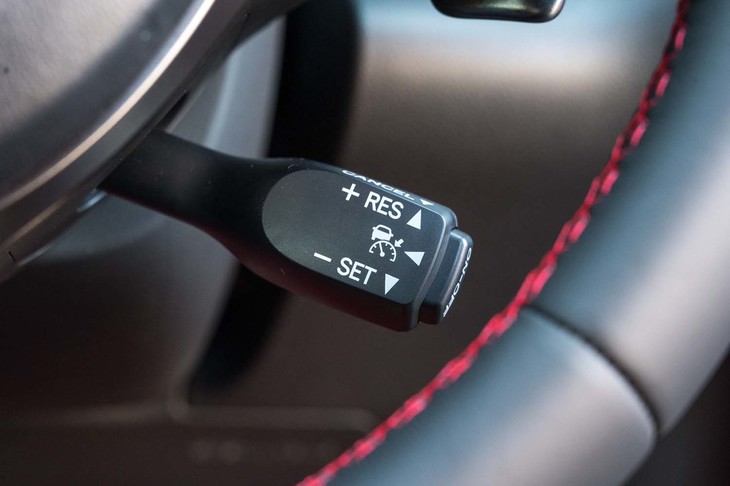 6段AT車に先進運転支援システム「アイサイト」（「GR86」でもこの呼称）が搭載されたのもトピックだ。衝突被害軽減ブレーキが備わるだけでなくアダプティブクルーズコントロールも使える。