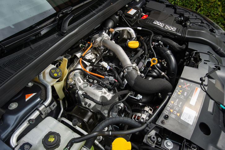 最高出力205ps、最大トルク280Nmを発生する1.6リッター直4ターボエンジン。今時のクルマにしてはめずらしく、樹脂カバーなしの“むき出し”の状態でエンジンルームにおさめられている。