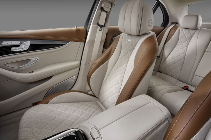 より豪華に仕立てられたシートも新型の自慢のひとつ。試乗車には、ダイヤモンドパターンのステッチが施されたdesigno（デジーノ）シートが装着されていた。