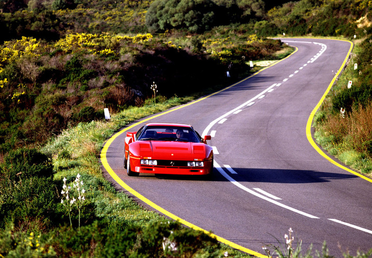 「フェラーリGTO」の最高速は305km/hで、0-100km/h加速は4.9秒。同車がデビューした1984年当時では驚くべきパフォーマンスだった。