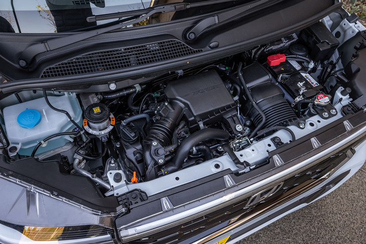 「カスタム」モデルにのみラインナップされる0.66リッターの直3ターボエンジンは最高出力64PS/6000rpm、最大トルク104N・m/2600rpmを発生。CVTと組み合わされる。