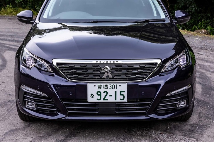 2011年に登場の「508」から始まった、「PEUGEOT」の文字が入るフロントグリルを「308」でも踏襲。LEDヘッドライトとインテリジェントハイビーム（ハイ／ロービーム自動切り替え機能）が全車に標準装備される。